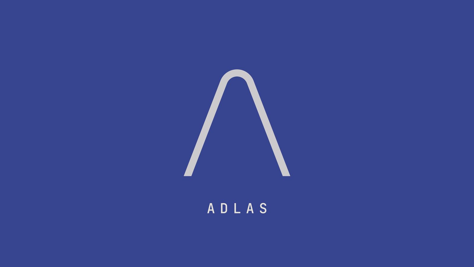 ADLAS-Zeichen, die A-Spitze in Silber über der Wortmarke, auf Indigo