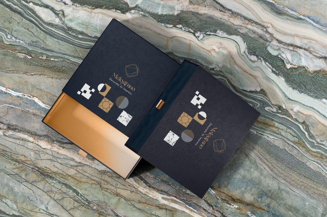 Deckel der Box in Navy mit Zeichen in Gold