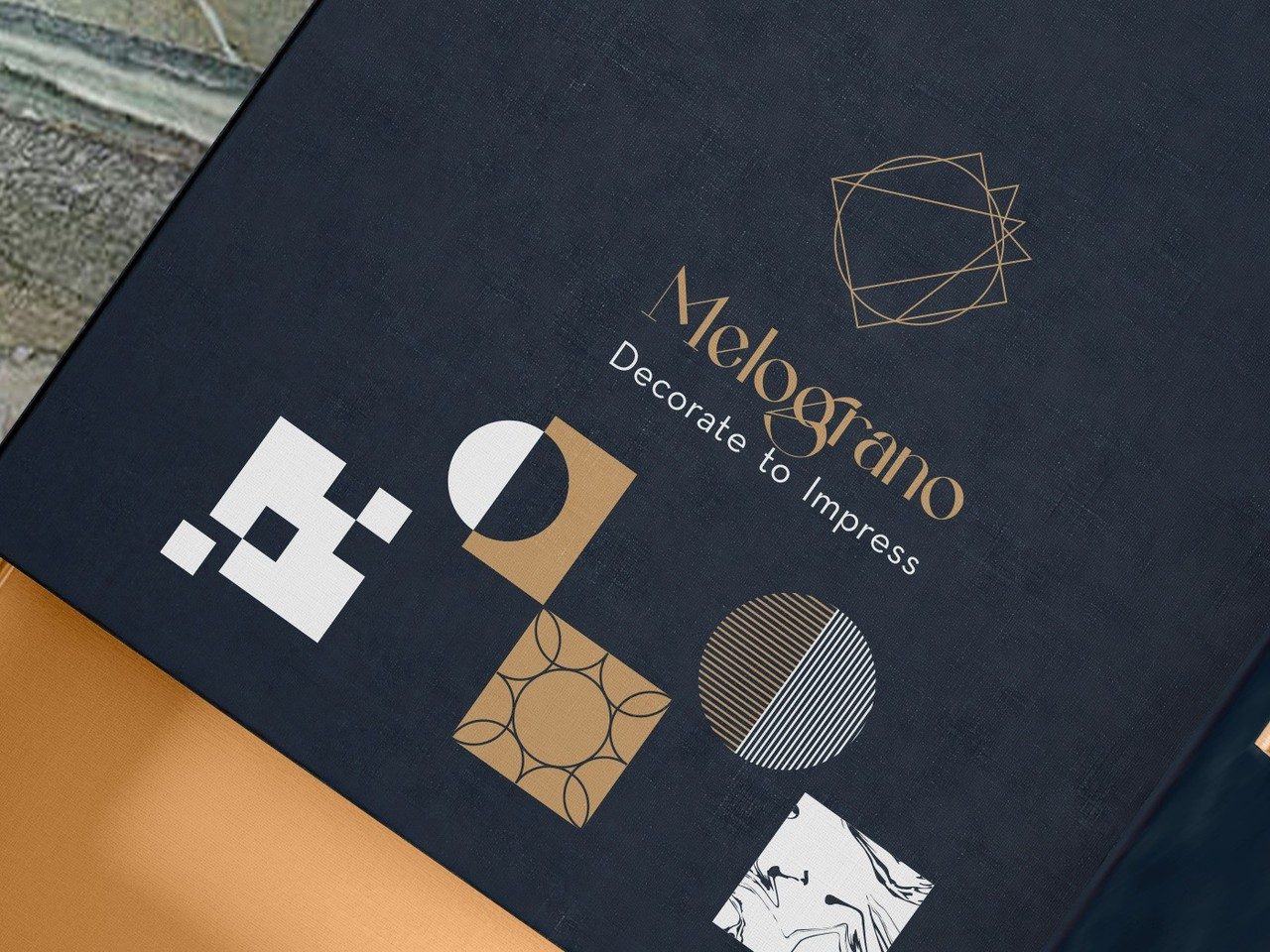 Deckel der Box in Navy mit Zeichen und Kacheln in Gold und Weiß