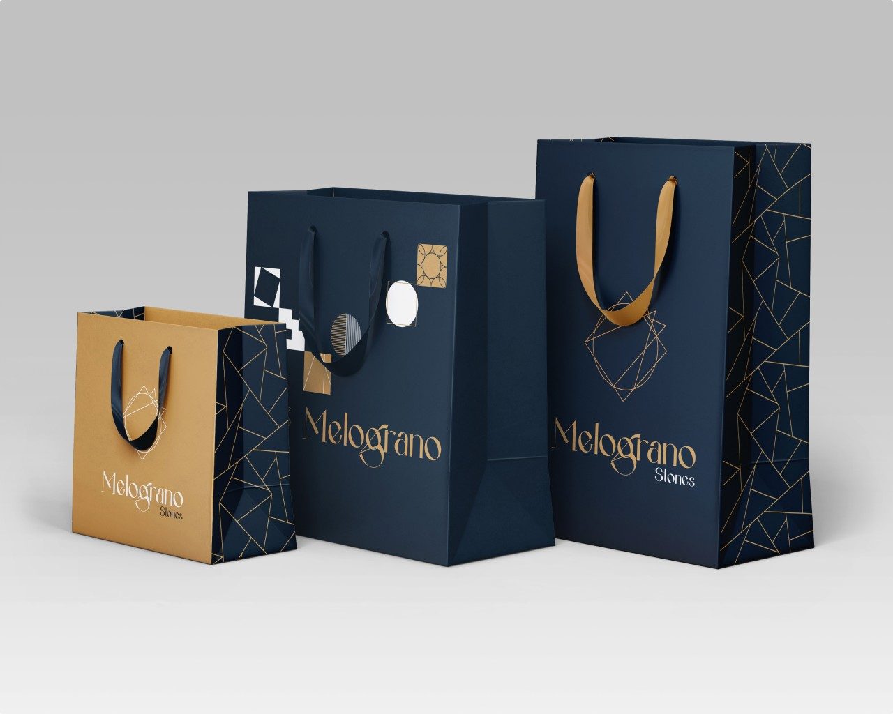 Drei Tragetaschen in Gold und Navy mit Kachelmuster