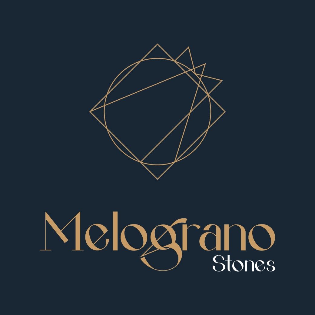 Zeichen aus Facetten mit der Wortmarke Melograno Stones, Gold auf Navy
